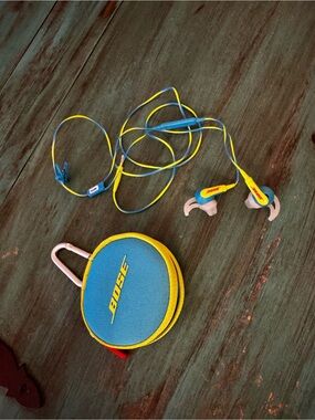 Bose Blue and Neon Green Soundsport Earbuds with Matching Round Case